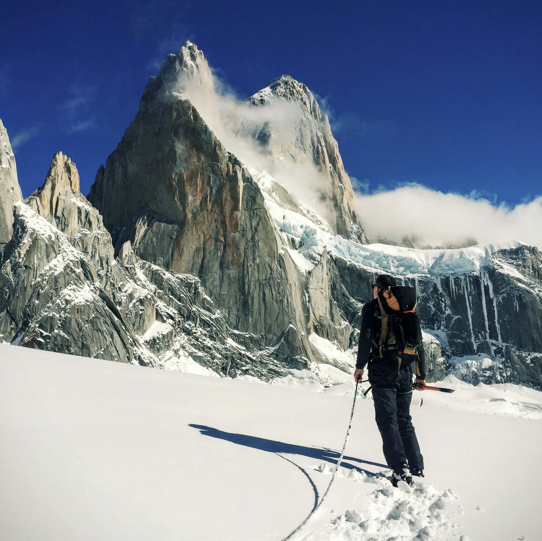 Deux alpinistes sur un massif enneigé