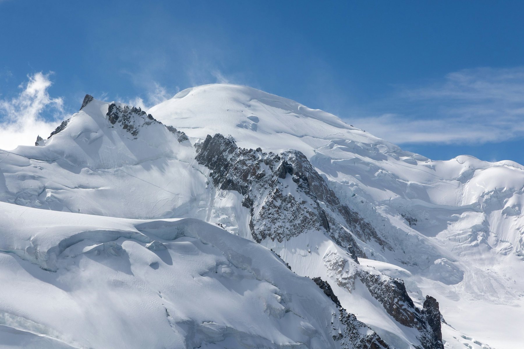 Le dôme enneigé du sommet du Mont-Blanc